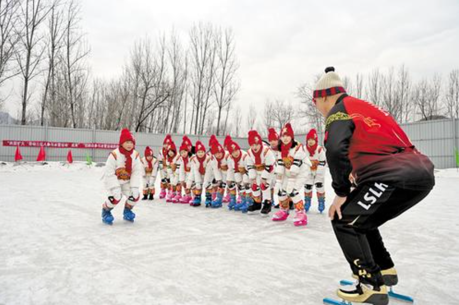 图为1月20日，在曲阳县竹林滑冰场，阜平县马兰花儿童声合唱团成员在教练指导下练习滑冰技能。 河北日报记者 张镜摄