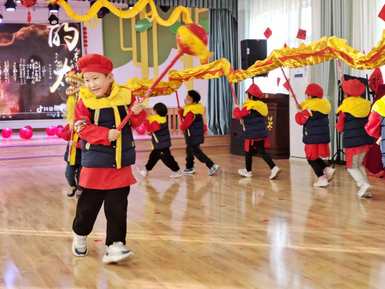 孩子們舞起長龍迎新年。張金娣攝