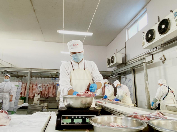 河北奥贝斯食品有限公司牛羊肉生产线。孙海峰摄
