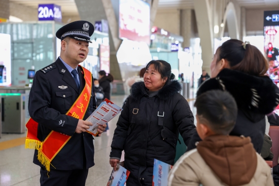 民警為旅客宣講反詐小知識。程龍攝
