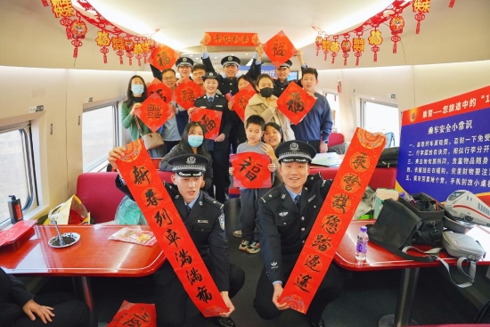 石家庄鐵路公安處乘警支隊民警與車廂旅客一同發出新年祝願。賈義涵攝