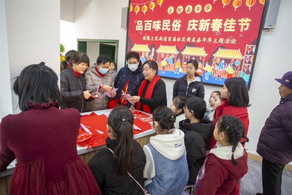 市級非物質文化遺產“邯鄲剪紙”代表傳承人陳晉平正在向居民傳授剪紙技藝。聶長青攝