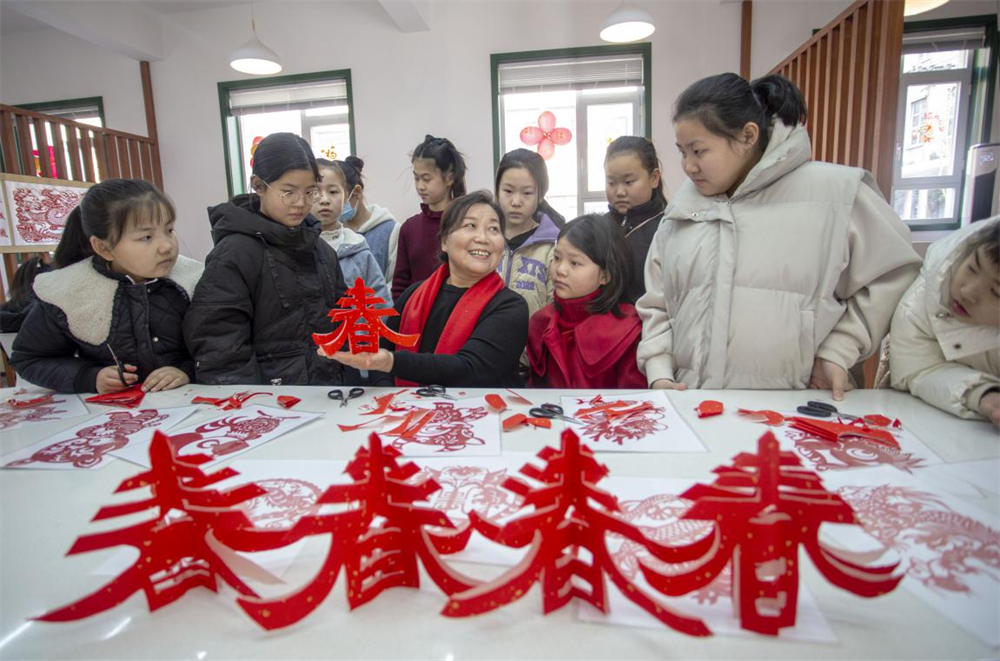 市級非物質文化遺產“邯鄲剪紙”代表傳承人陳晉平正在向孩子們傳授剪紙技藝。聶長青攝