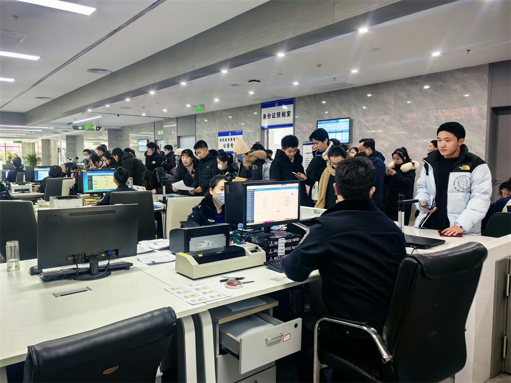1月25日, 市民在三河市燕郊綜合服務大廳居民身份証“跨省通辦”窗口咨詢相關事宜。張曉娜攝