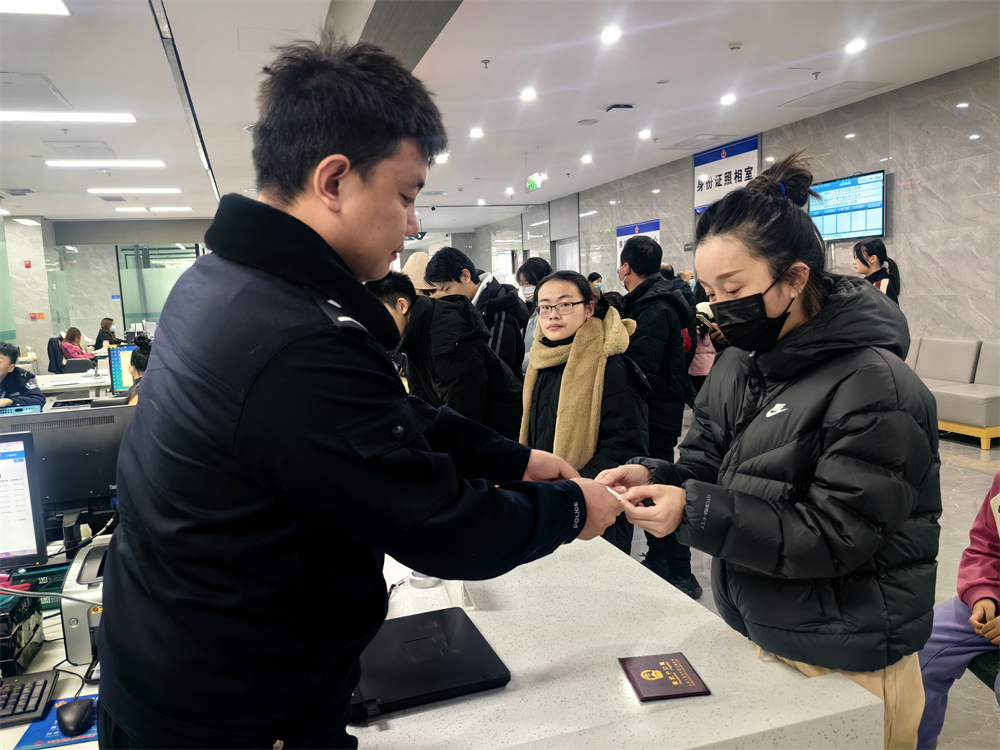1月25日,市民在三河市燕郊綜合服務大廳居民身份証“跨省通辦”窗口領取身份証。張曉娜攝
