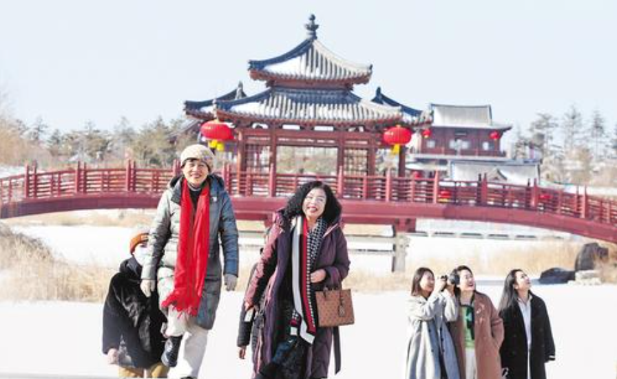 一月二十一日，在雄安新區悅容公園，市民游園觀景，盡享雄安冬日之美。河北日報記者 劉光昱攝