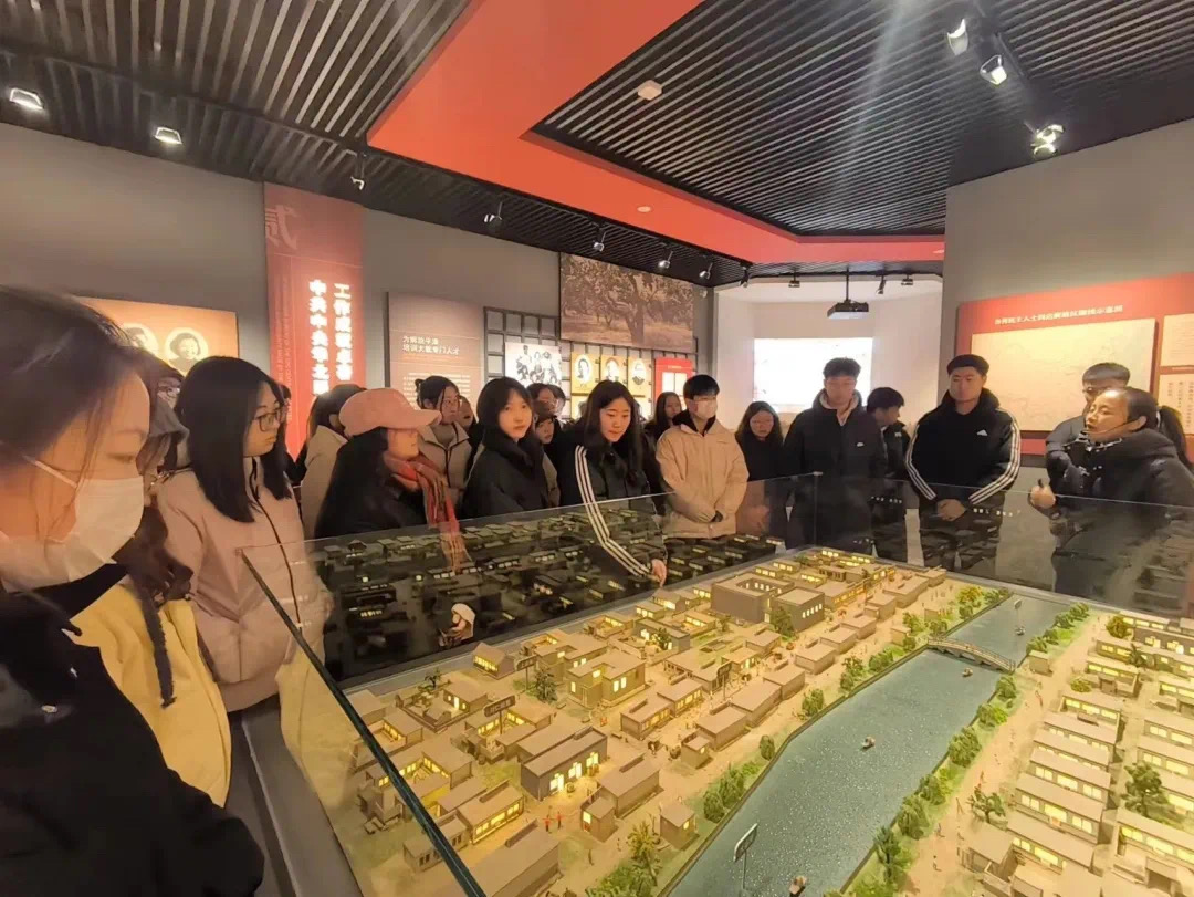 泊头市“红色宣讲团”成员为返乡大学生进行讲解。马心志摄
