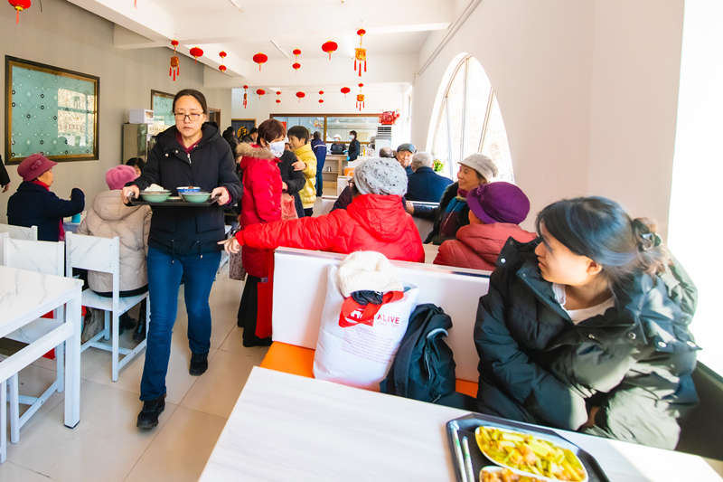 在石家庄市橋西區振頭街道“玉成社區食堂”，居民們正在就餐。玉成社區供圖