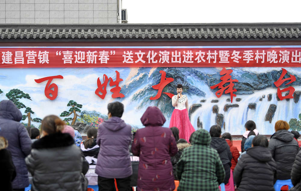 文艺志愿者演唱歌曲《越来越好》。梁玉水摄