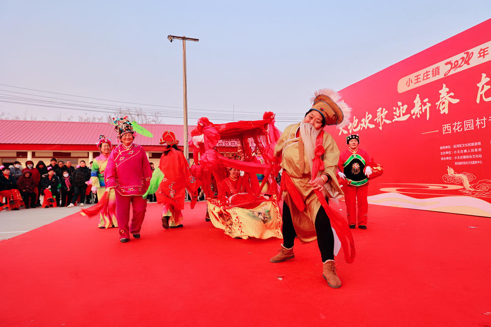 “村晚”火熱上演。王韜攝
