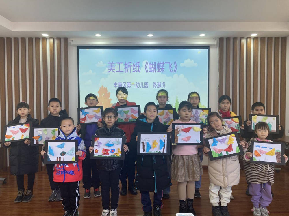 孩子们展示自己的折纸作品。李璇摄