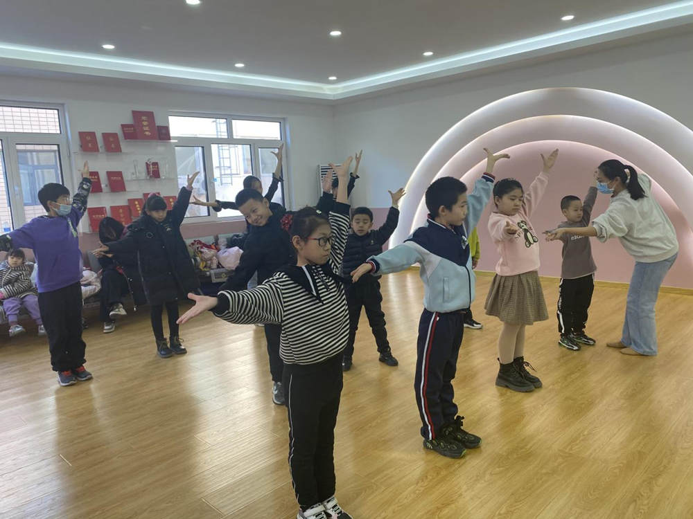 孩子们在老师的指导下学习舞蹈。李璇摄