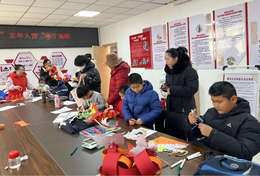孩子们制作年味儿满满的手工制品。李璇摄