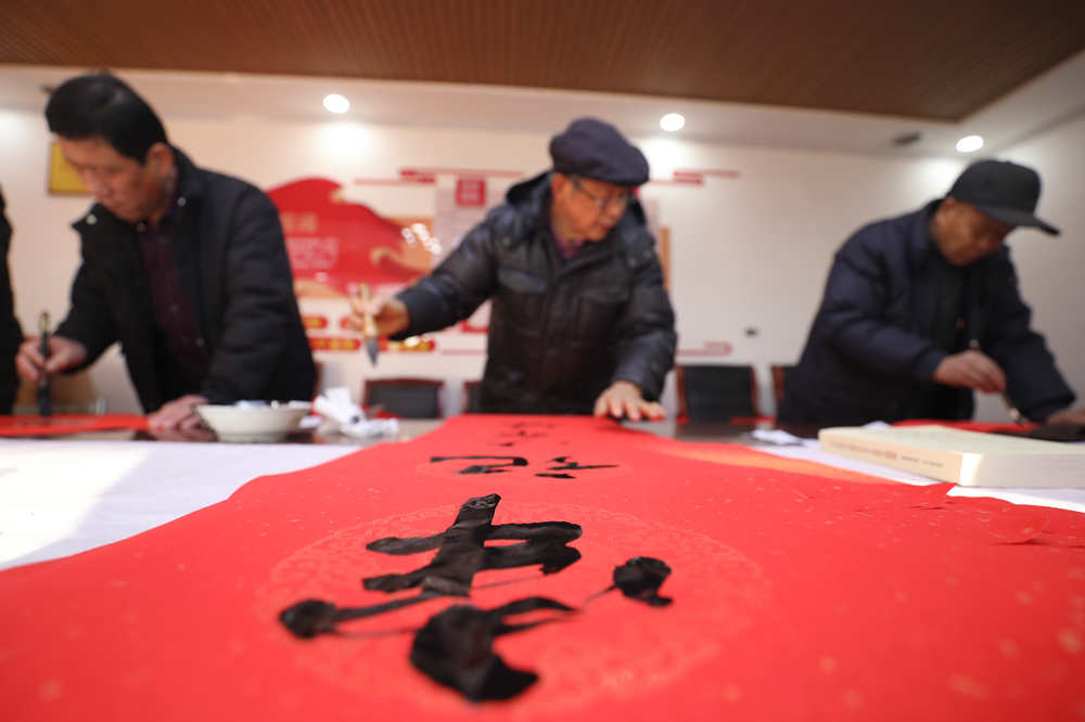 农民书法家书写春联。田博摄