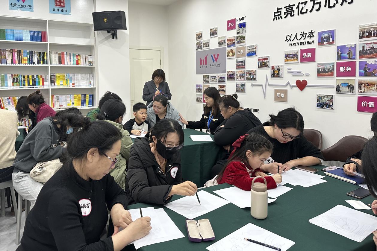 参与群众正在运用核能“八元素绘画”法进行绘画。李笑梅摄