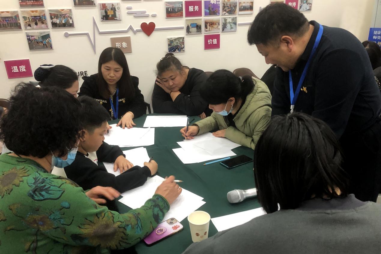 心理咨询师与群众进行核能“八元素绘画”互动并进行心理讲解。李笑梅摄