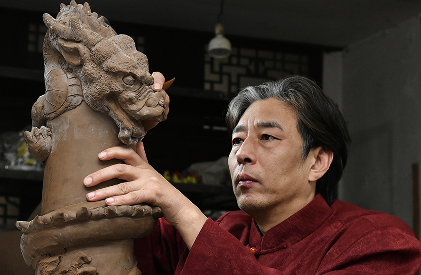 1月31日，在泊头市“三痴斋”泥塑大院，泥塑艺人正在制作泥塑龙作品。苑立伟摄