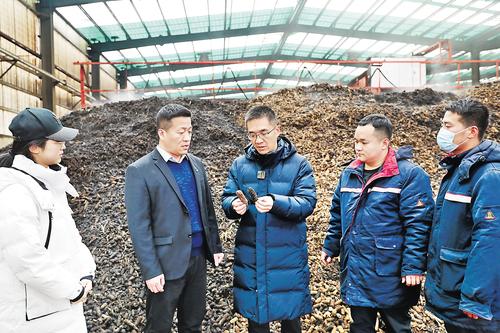 1月16日,省政协委员、省农林科学院农业资源环境研究所农业微生物研究室主任胡栋(中)在京安生态科技集团股份有限公司的有机肥发酵车间给工作人员讲解物料发酵工艺。省政协供图