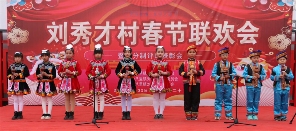孩子們演奏葫蘆絲。鄭超攝
