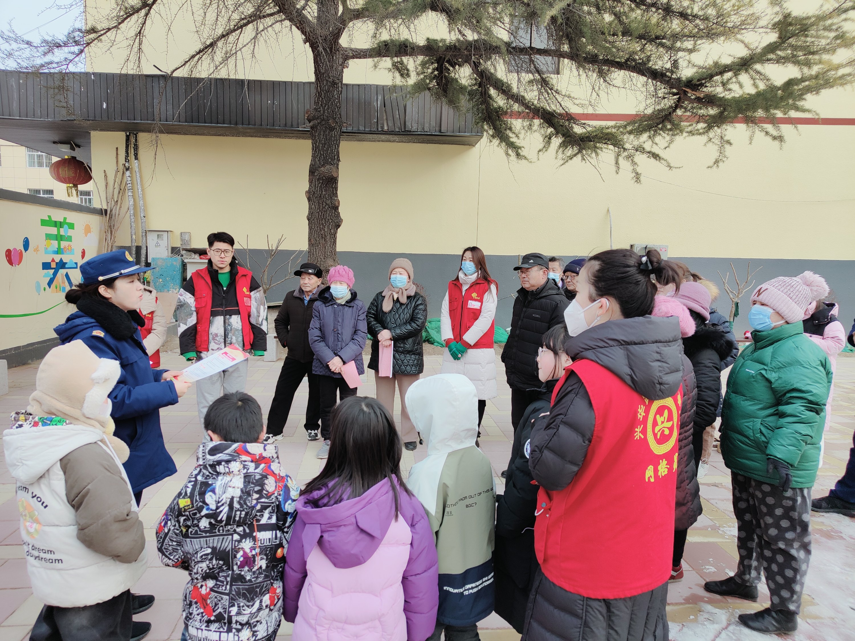 消防宣传员正在为居民普及知识。侯霁航摄