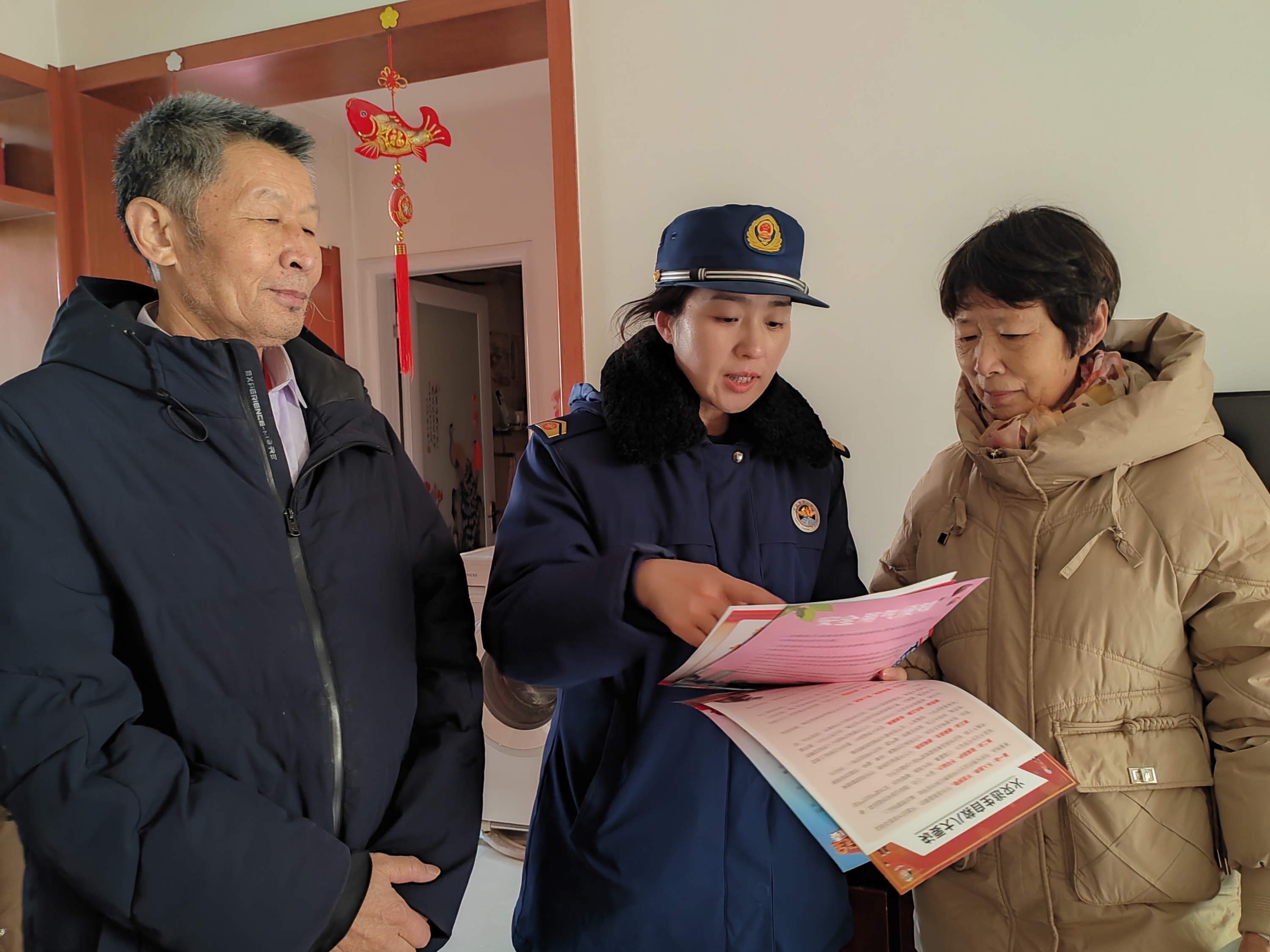 消防宣传员解答群众疑惑。朱珊珊摄