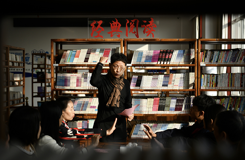 在滄州市運河區職工服務中心職工書屋，領讀人在為朗讀者教授朗讀要領。苑立偉攝