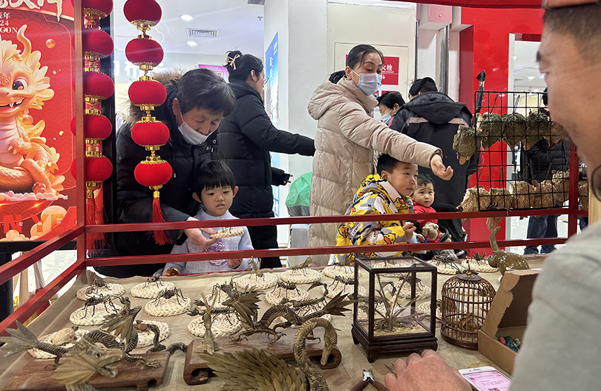 草编非遗项目传承人韩六叶现场展示非遗作品。高澍摄