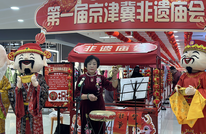 京东大鼓传承人吴凤云现场表演。高澍摄