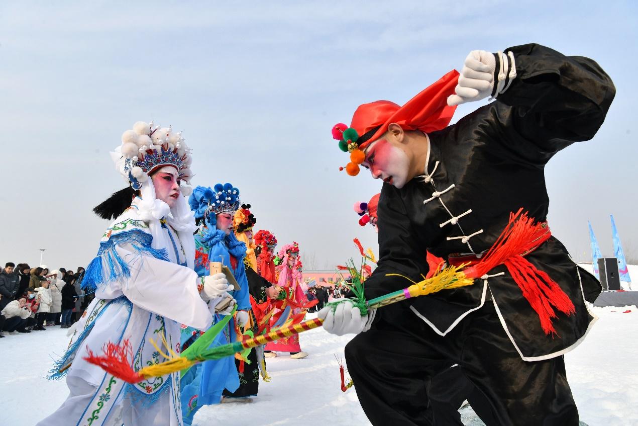 2月3日，民間藝人在滄州市事競成滑雪場表演滄州落子。苑立偉攝