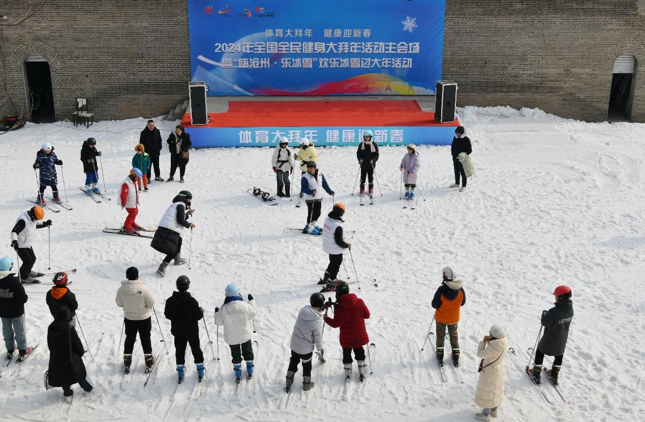 2月3日，滑雪爱好者在沧州市事竞成滑雪场接受滑雪教练培训。苑立伟摄