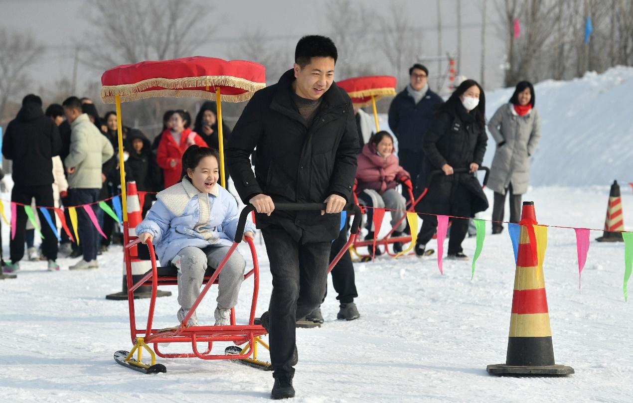 2月3日，市民在滄州市事競成滑雪場進行雪地黃包車比賽。苑立偉攝