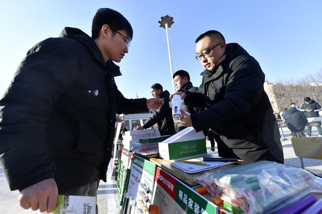 在文安县新镇镇芦阜庄村“建材大集”活动现场，村民正在选购家装材料。王晖摄