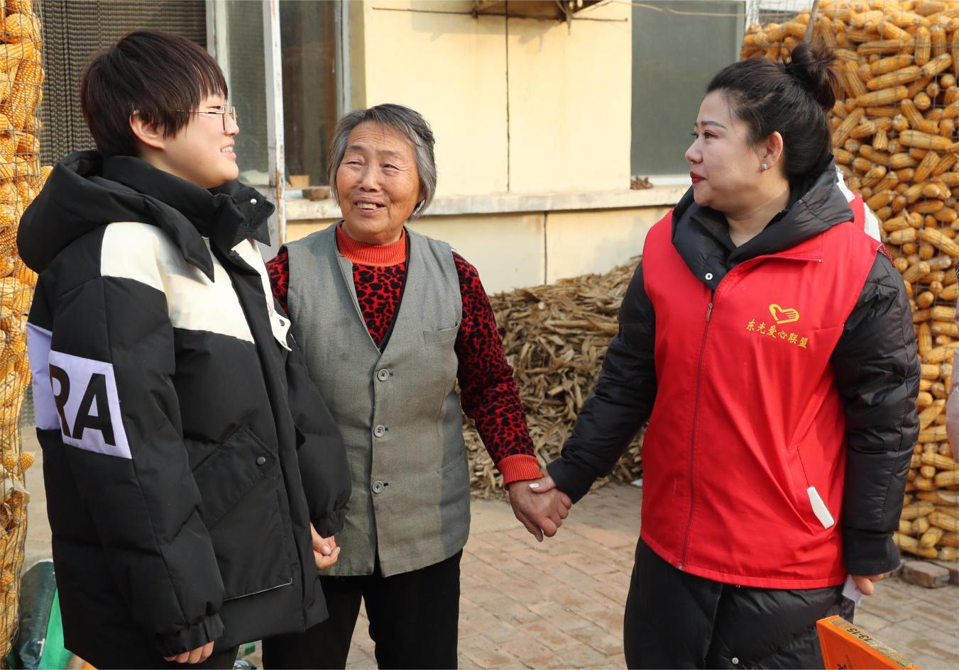 志愿者走访慰问受资助学生。陈英华摄