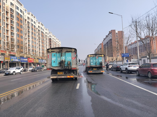2月5日，徐水區環衛車輛在清洗城區道路路面。袁達攝