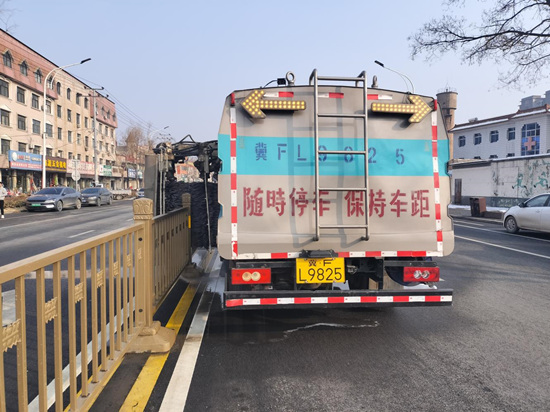 2月5日，徐水区环卫作业车辆在清洗城区道路护栏。袁达摄