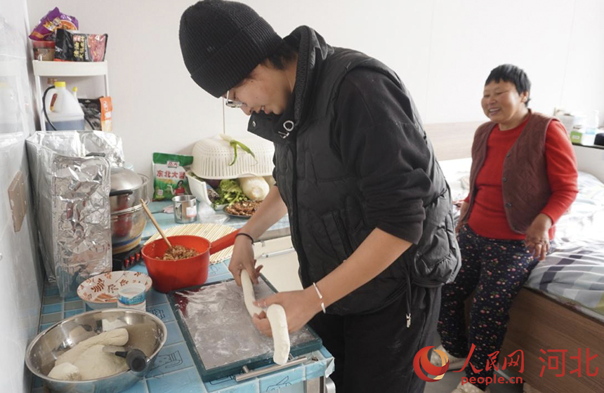涿州市刁窝镇佟村的句阳和妈妈包饺子。人民网记者 祝龙超摄