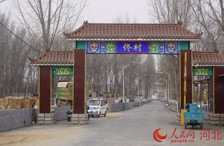 涿州市刁窝镇佟村新修的村名牌楼。人民网记者 祝龙超摄