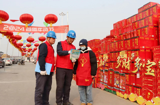 国网石家庄市鹿泉区供电公司工作人员到石家庄国际农产品批发交易中心检查用电设备运行情况，向商户讲解安全用电知识。张静摄