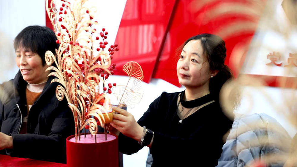 社區居民制作新年插花。邢智宣攝