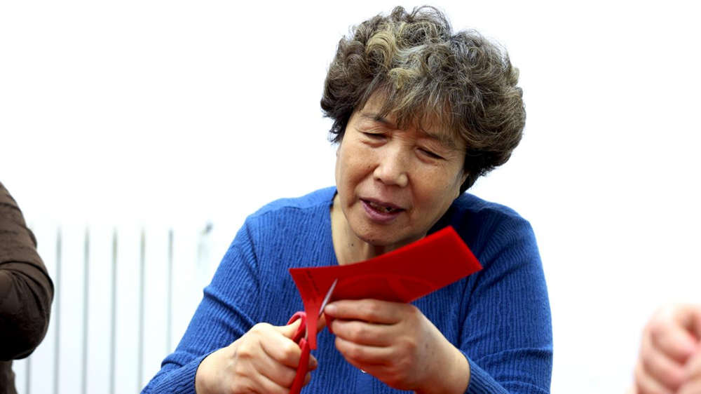 社區居民制作窗花剪紙。田峻毅攝