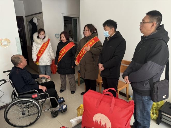 走訪慰問困難殘疾人家庭現場照片。王哲攝