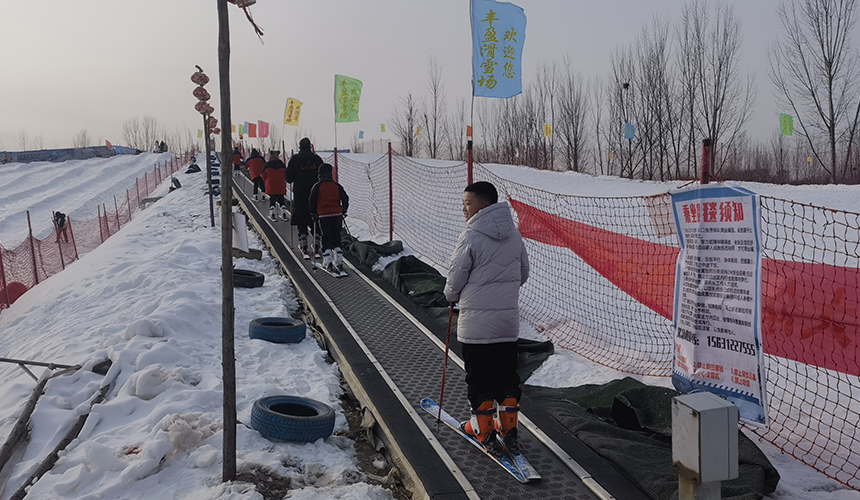 参赛选手有序进入比赛场地。郭峰摄
