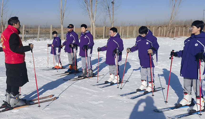 学生组滑雪比赛现场。郭峰摄