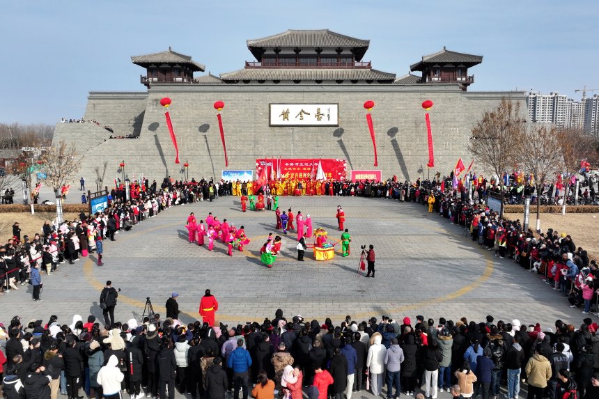 “龙魂传承 福满人间”民俗花会大拜年活动现场。张曾良摄