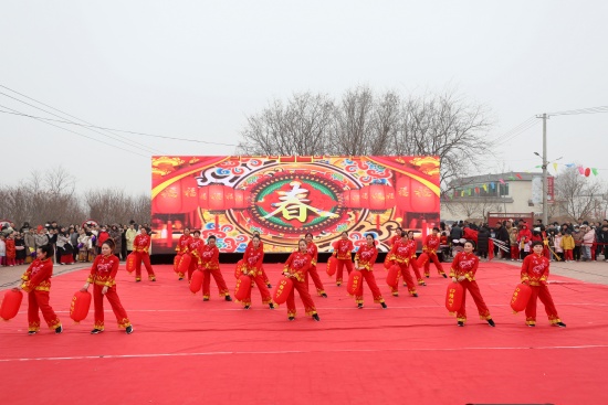 河北省隆堯縣千戶營鄉千戶營村村晚現場，群眾在進行廣場舞表演。成梅攝