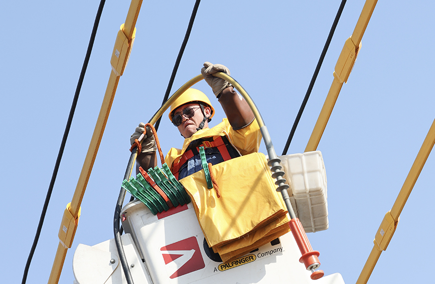 供电技术人员作业现场。柴更力摄