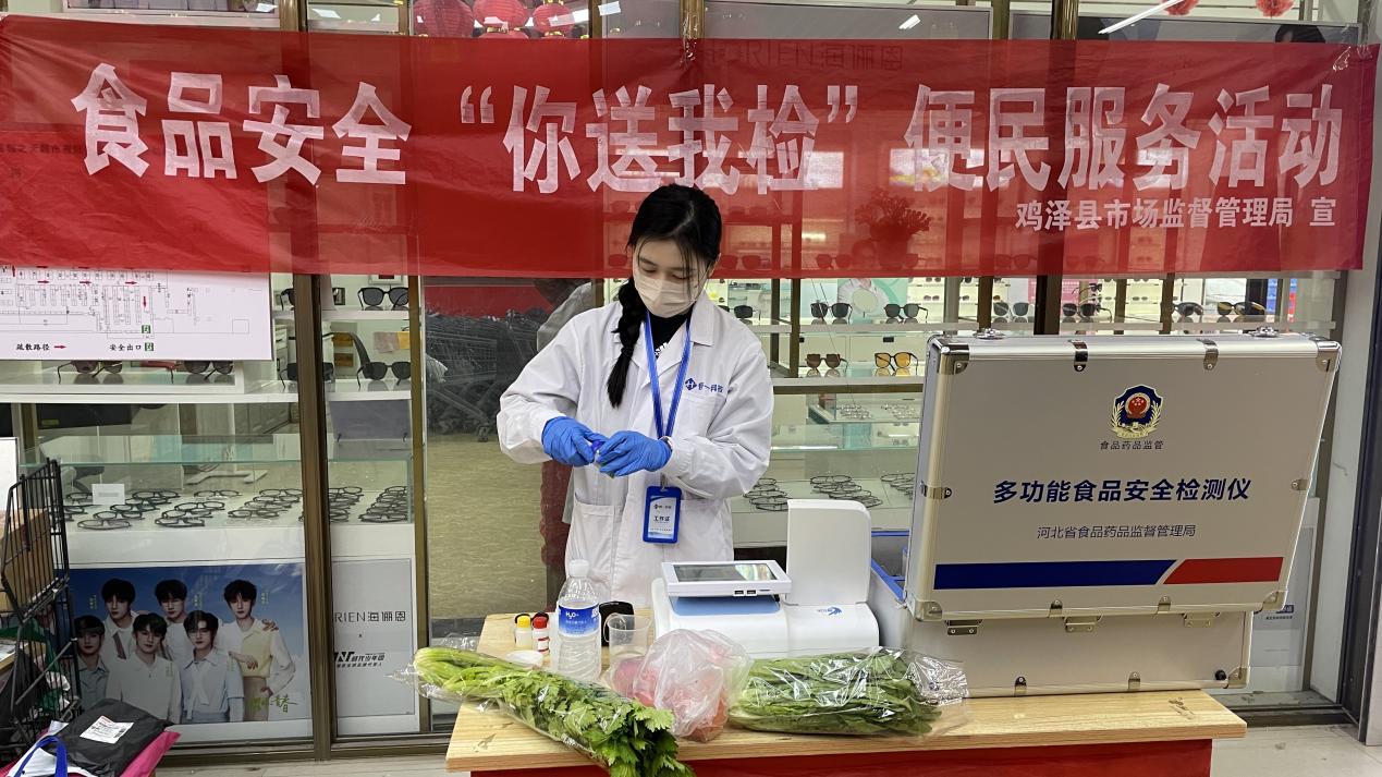 2月7日，工作人员正在对抽取的样本进行检测。许晓征摄