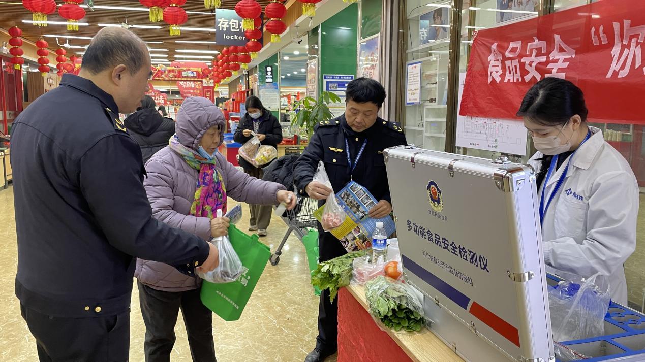 2月7日，群众将购买的食品送到检测点进行检测。许晓征摄