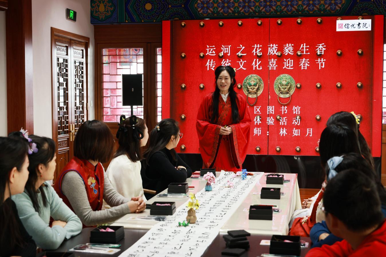 滄州市運河區圖書館舉辦“非遺過大年”絨花技藝體驗活動。楊洋攝