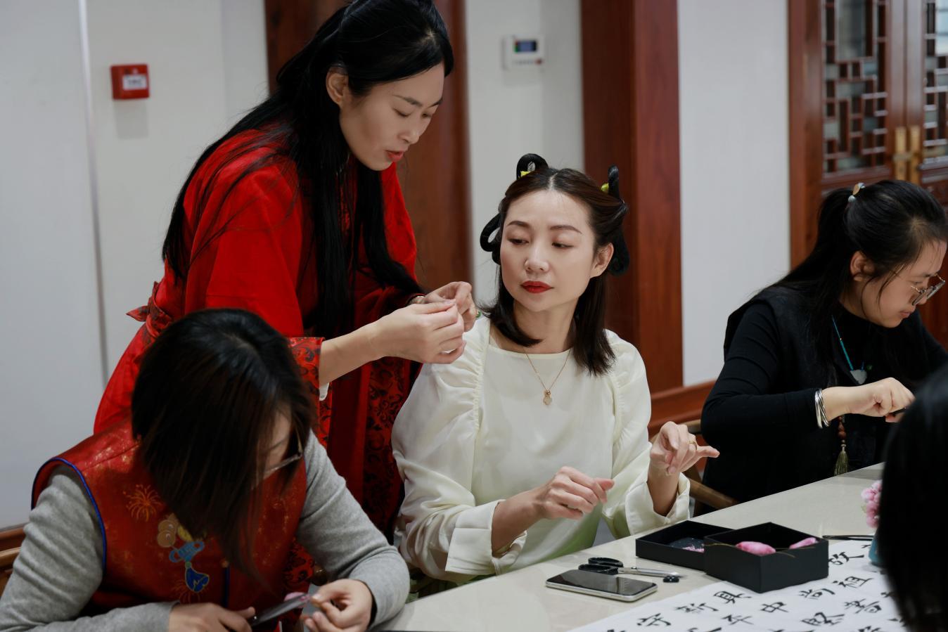 手工老師指導大家制作絨花的細節。楊洋攝